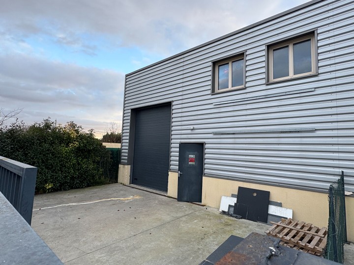 Local d'activités de 136 m² avec une cour extérieure de 85 m² à louer à Conflans Saint Honorine