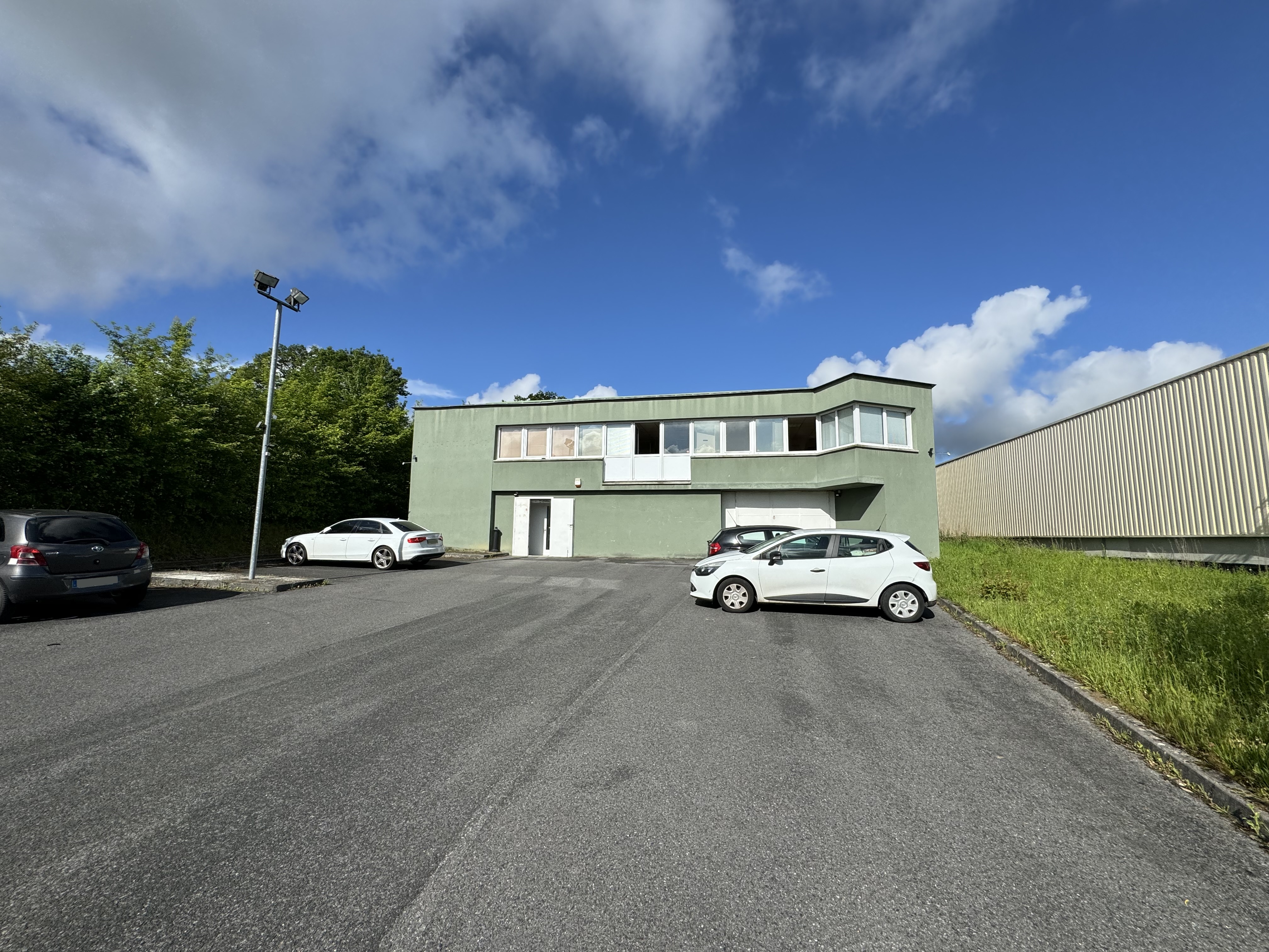 Bâtiment indépendant à usage d'activités / bureaux sur un terrain de 1 500 m² dans la zone commerciale de L'Isle Adam dans le Val d'Oise (95)