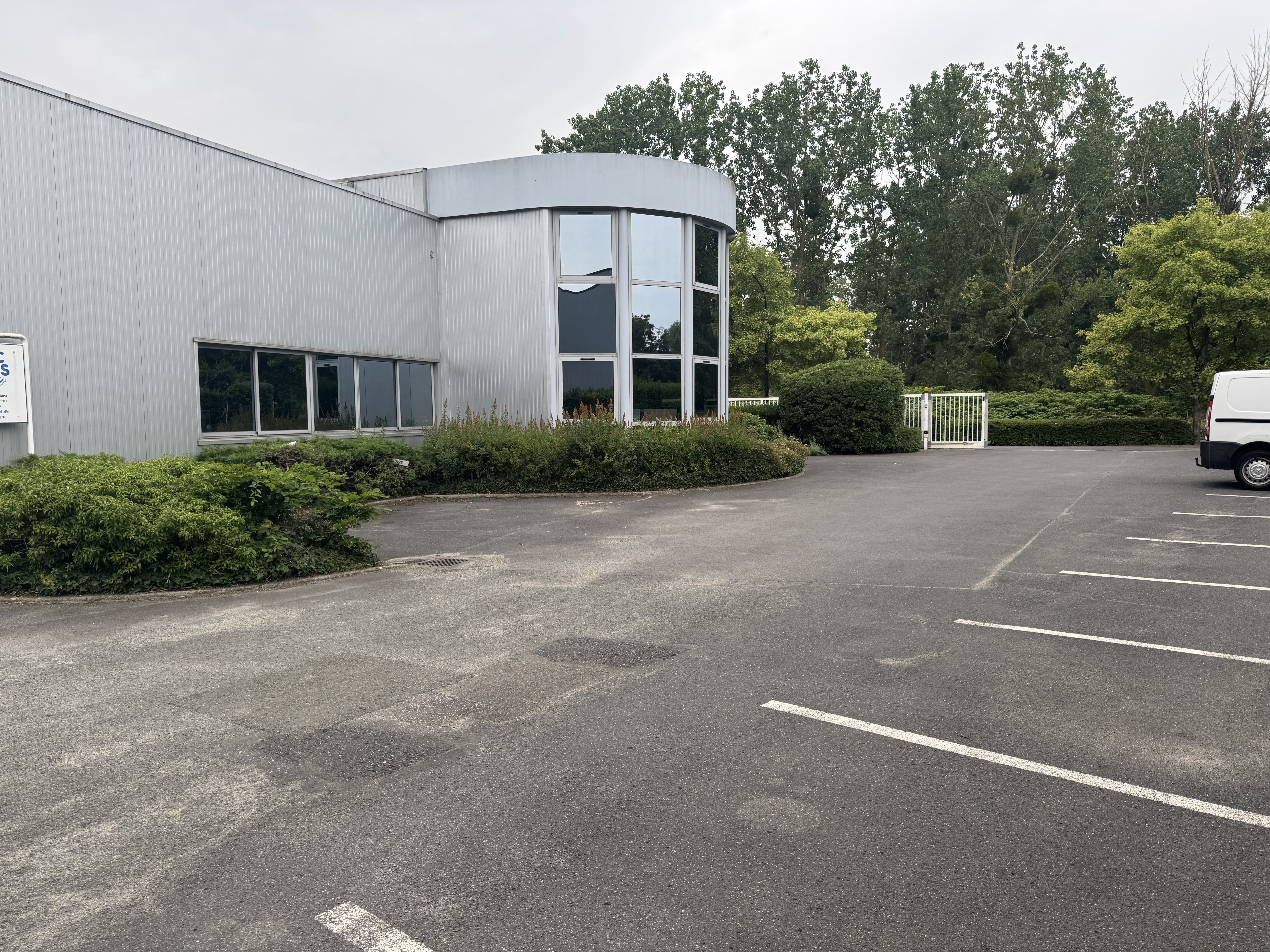 Local d'activités de plain-pied à louer dans la zone d'activités de Taverny avec un accès camion et des places de parking