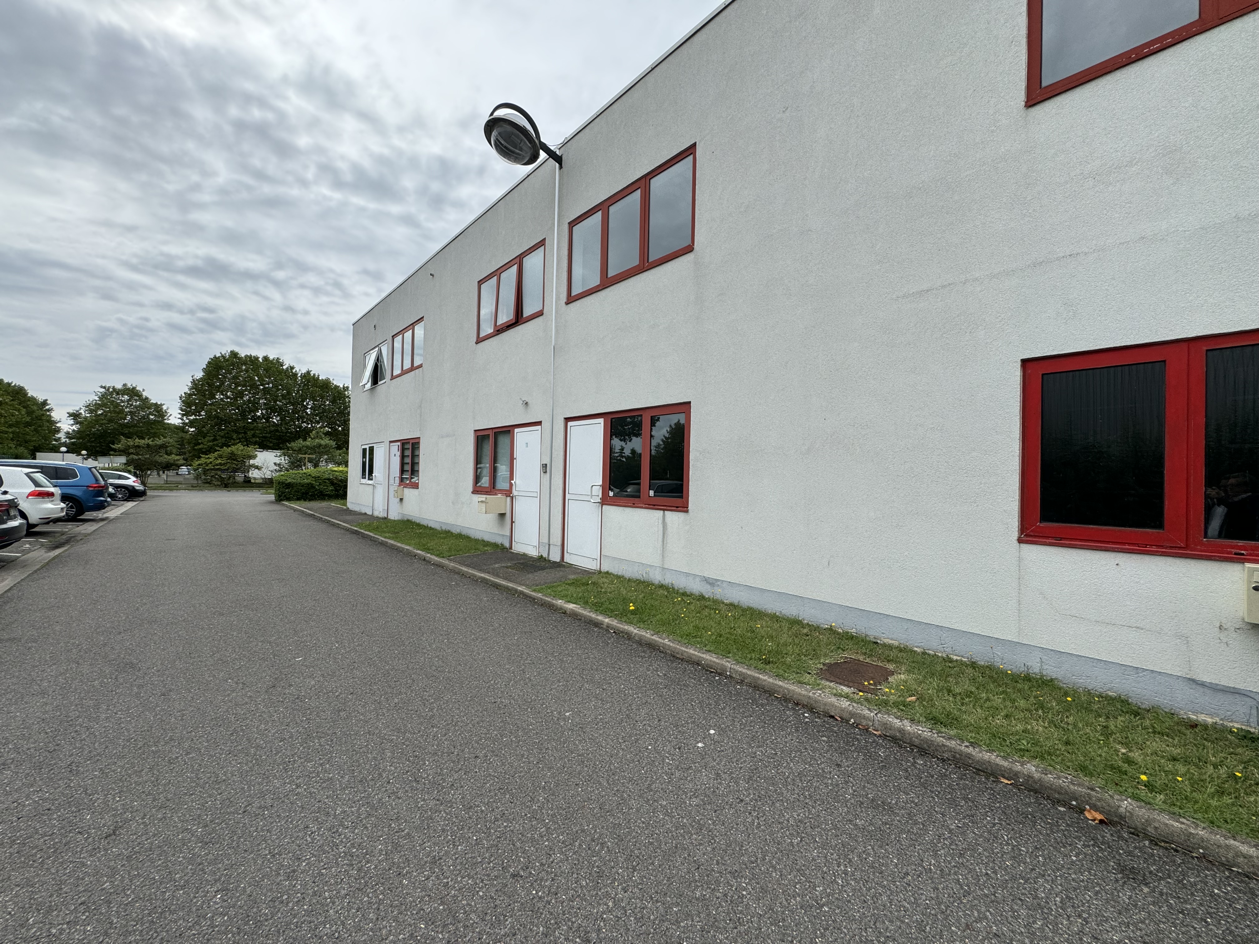 Bureau avec stockage léger à louer de 100 m² dans la zone industrielle des Béthunes à Saint Ouen l'Aumône