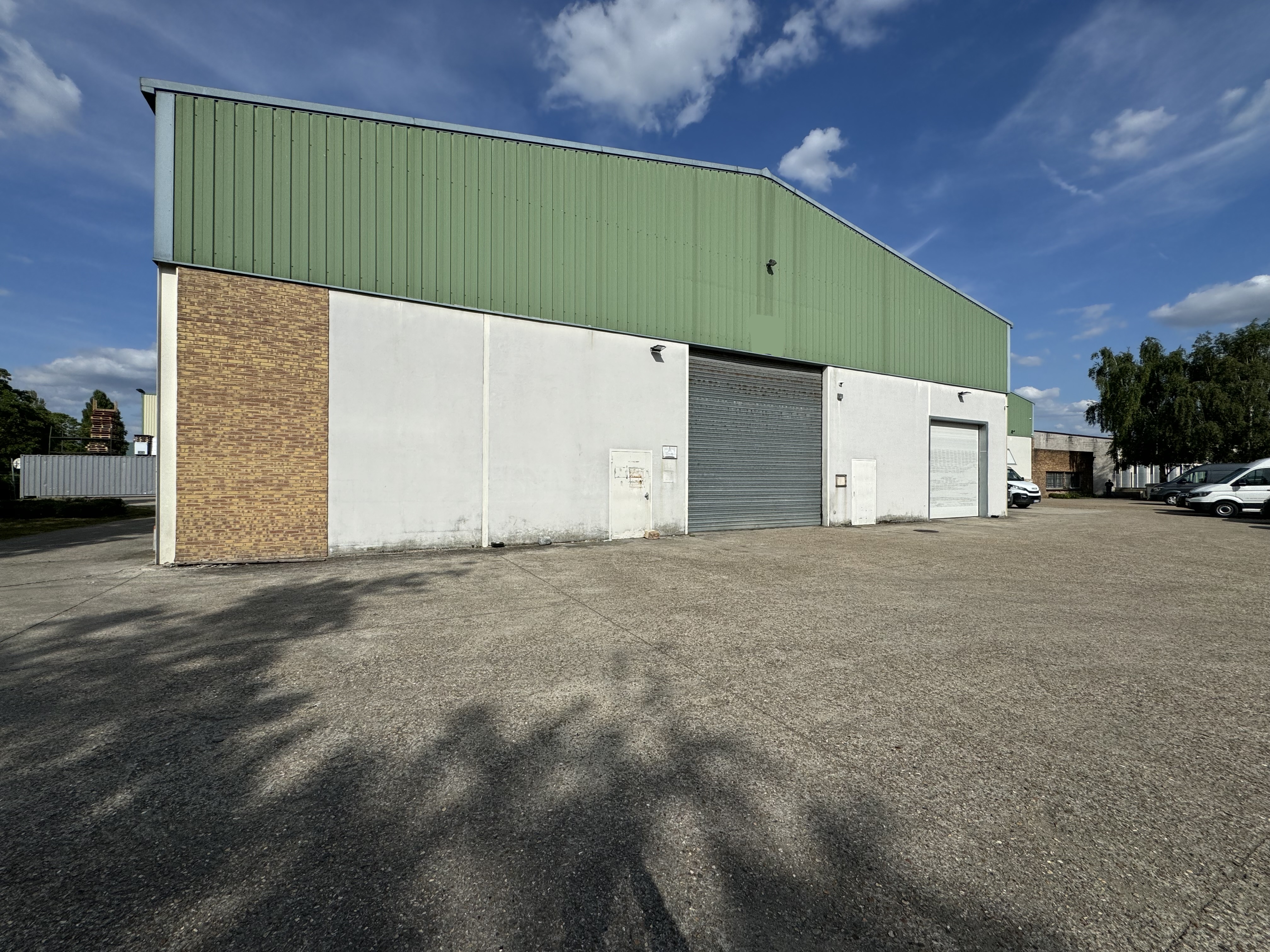 Entrepôt de stockage à la location dans la zone industrielle de Saint Ouen l'Aumône dans le Val d'Oise (95)