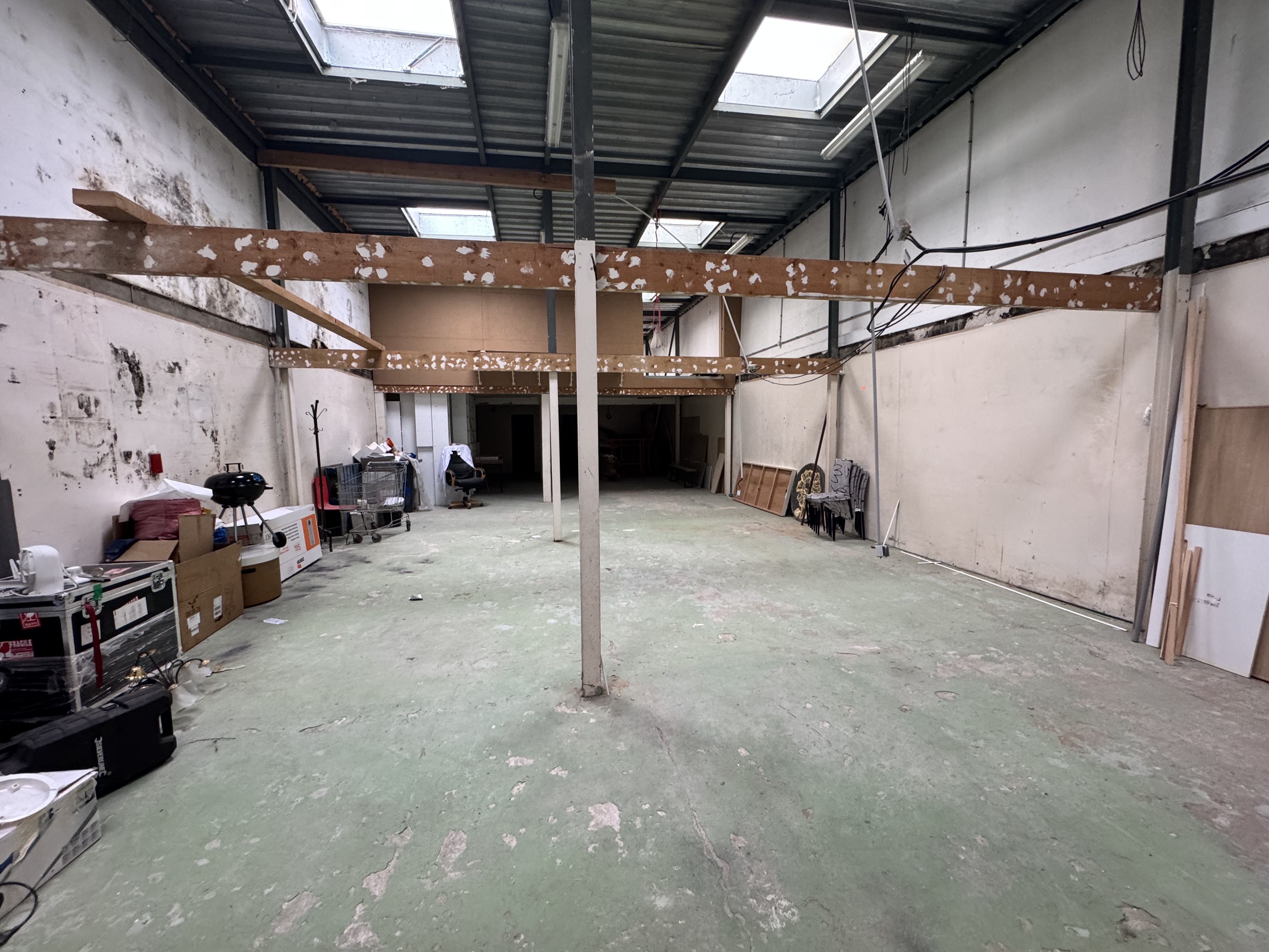 Local mixte activités / commerce de 270 m² à louer dans le centre ville de Saint Denis proche du Tramway et de l'autoroute A86