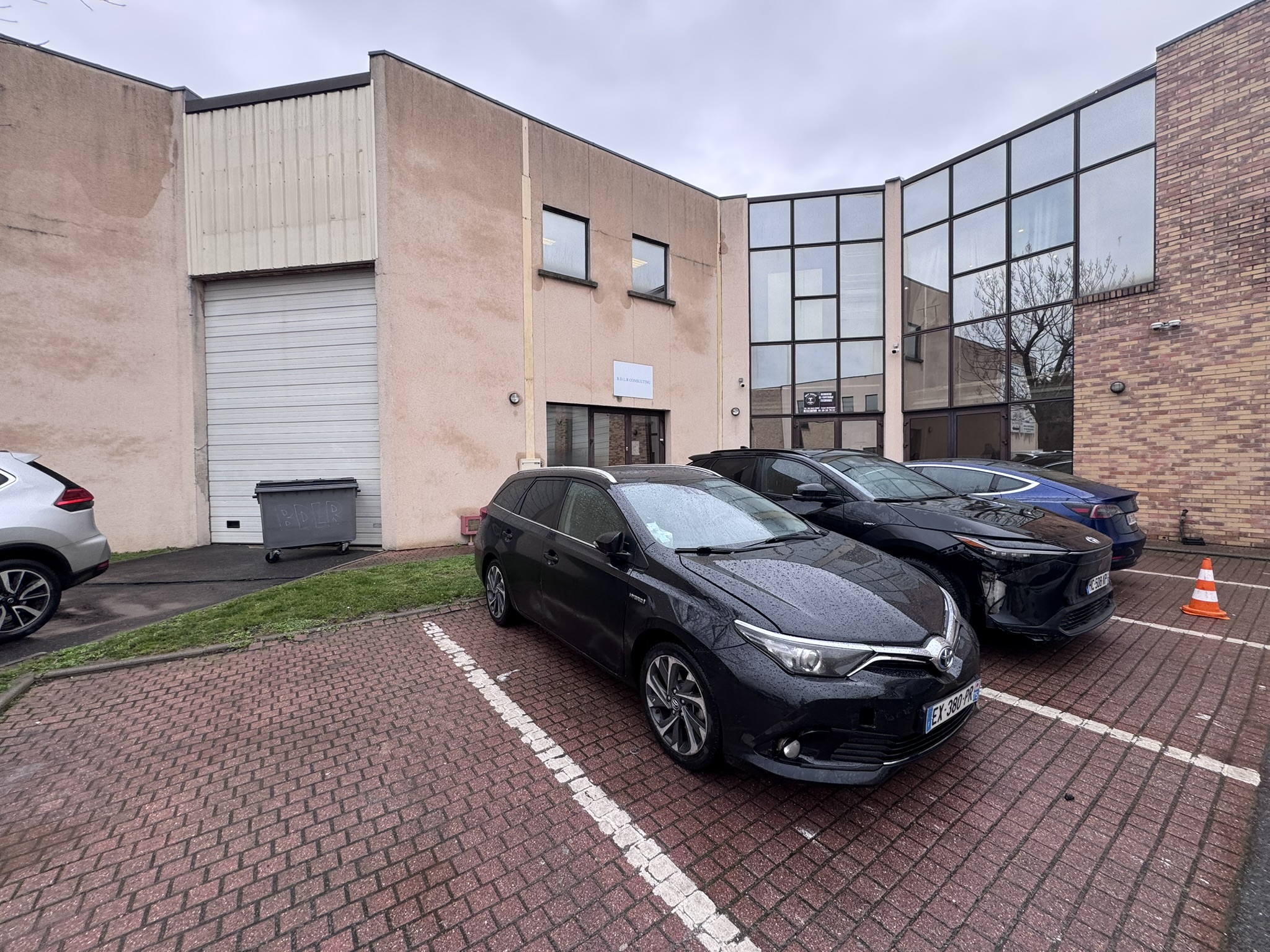 Local d'activités de 203 m² avec 6,6 m de hauteur à louer à Montmagny dans le Val d'Oise (95)