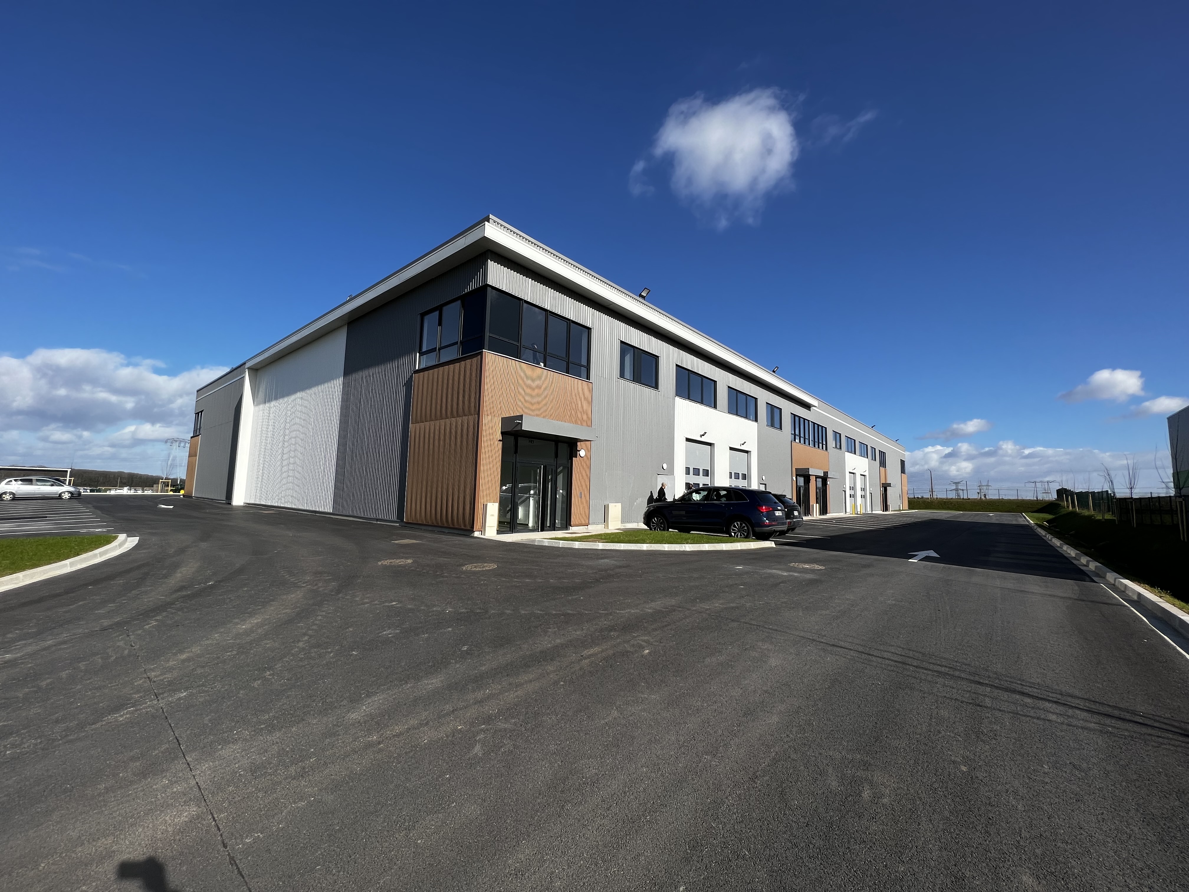 Locaux d'activités / entrepôts récents à vendre dans la ZAC de l'Ormes à Viarmes dans le Val d'Oise (95)