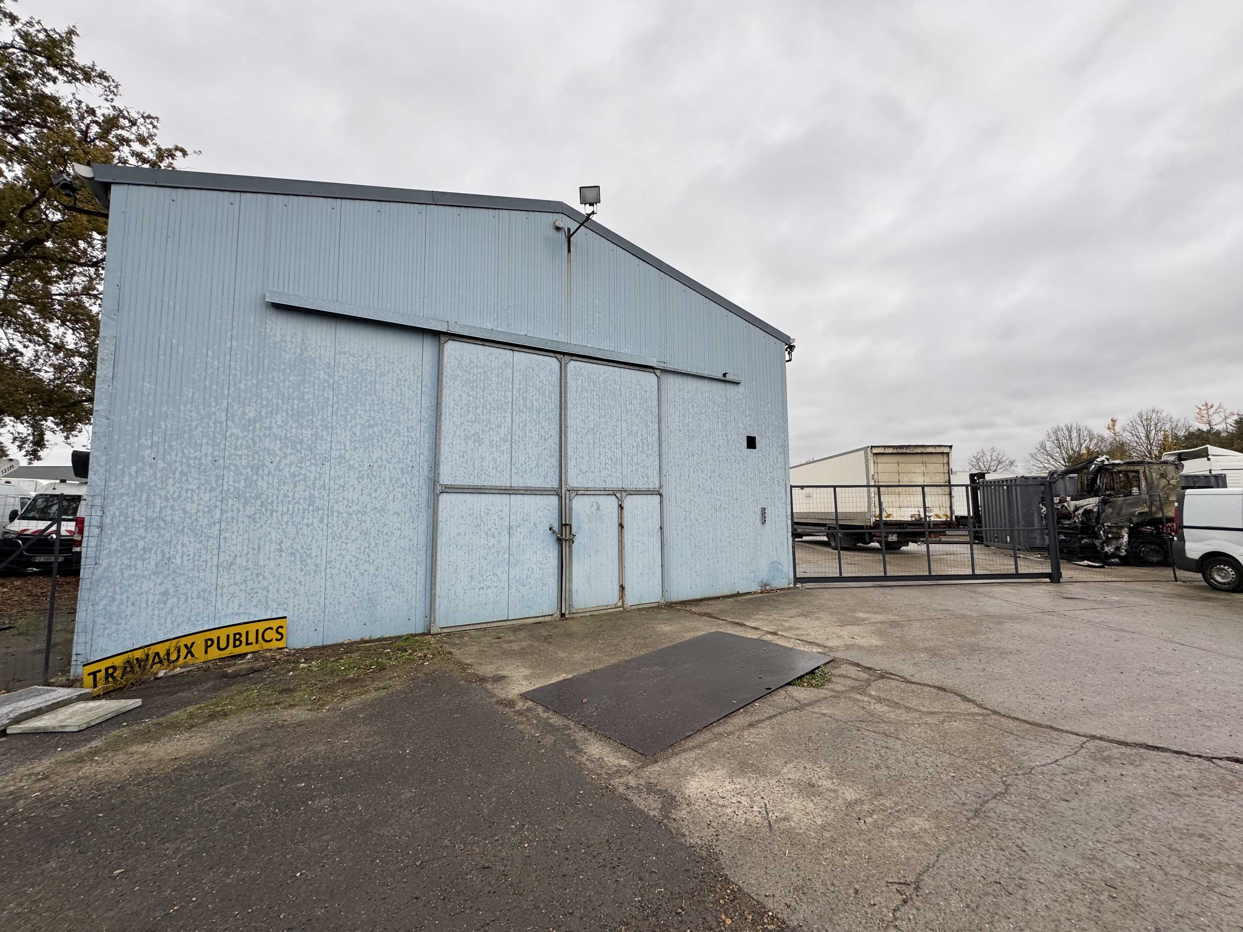 Local d'activités / entrepôt de 200 m² sans bureaux idéal pour du stockage à louer à Taverny dans une zone d'activités cloturée