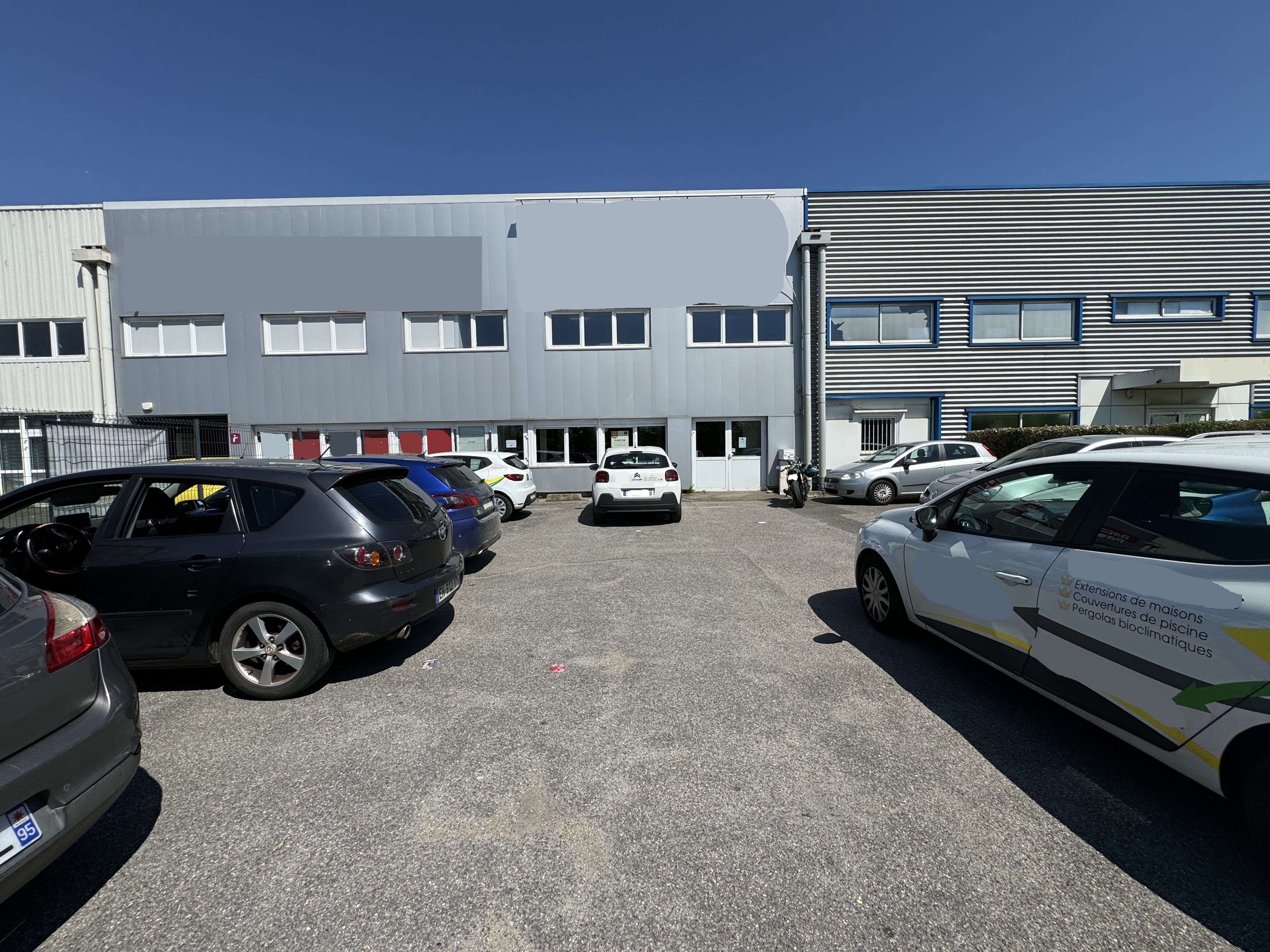 Local d'activités de 328 m² avec une forte visibilité commerciale sur la N184 0 Saint Ouen l'Aumône dans le Val d'Oise (95)